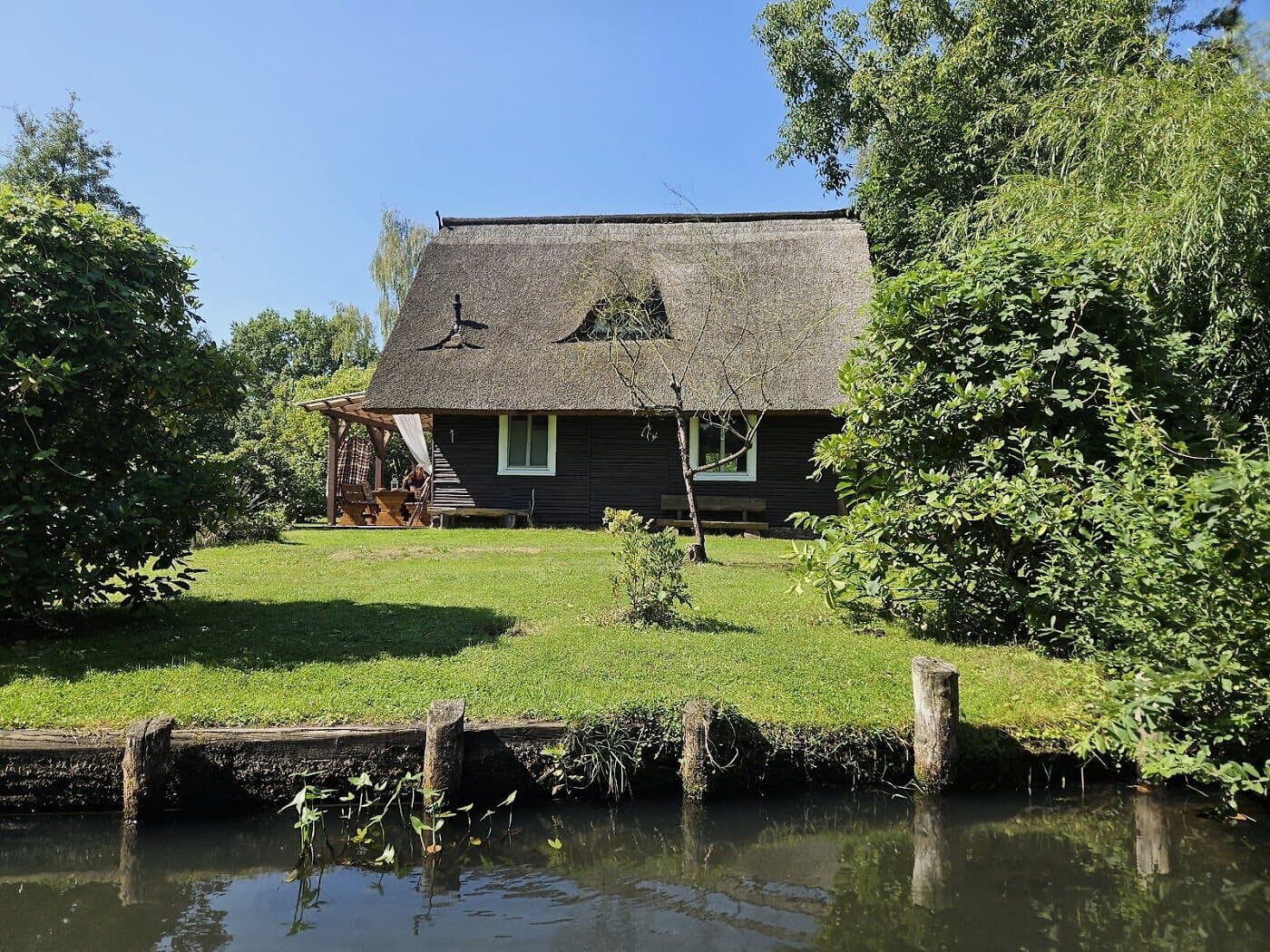 Traditionelles Spreewaldhaus direkt am Wasser bei Lübbenau