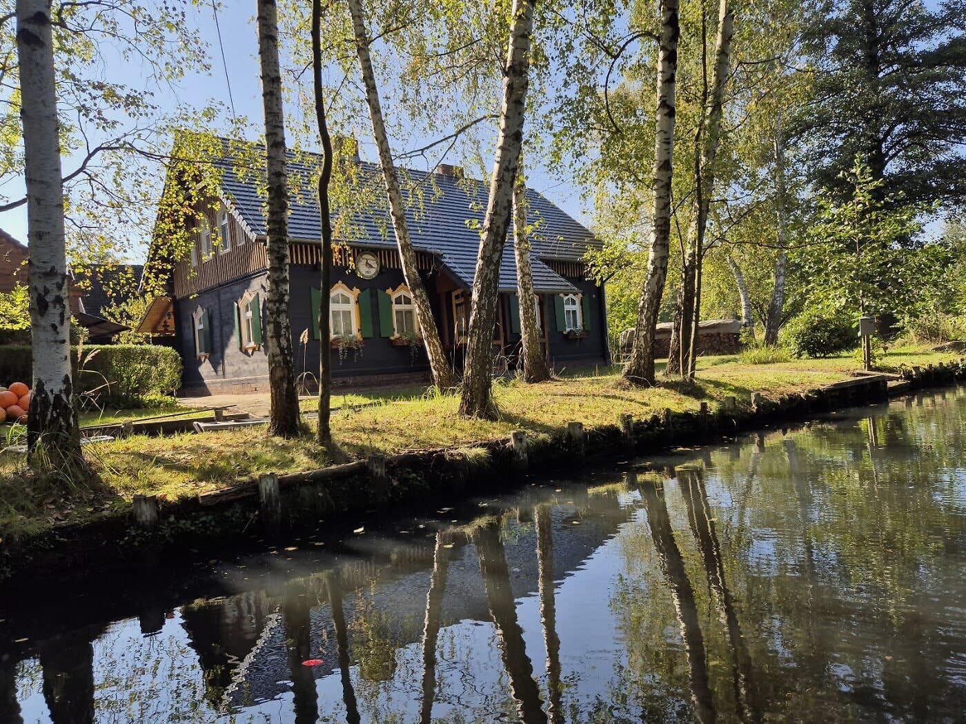 Reetgedeckte Höfe und Birken am ruhigen Fließ — Kahnfahrt außerhalb der Hauptzeiten im Spreewald