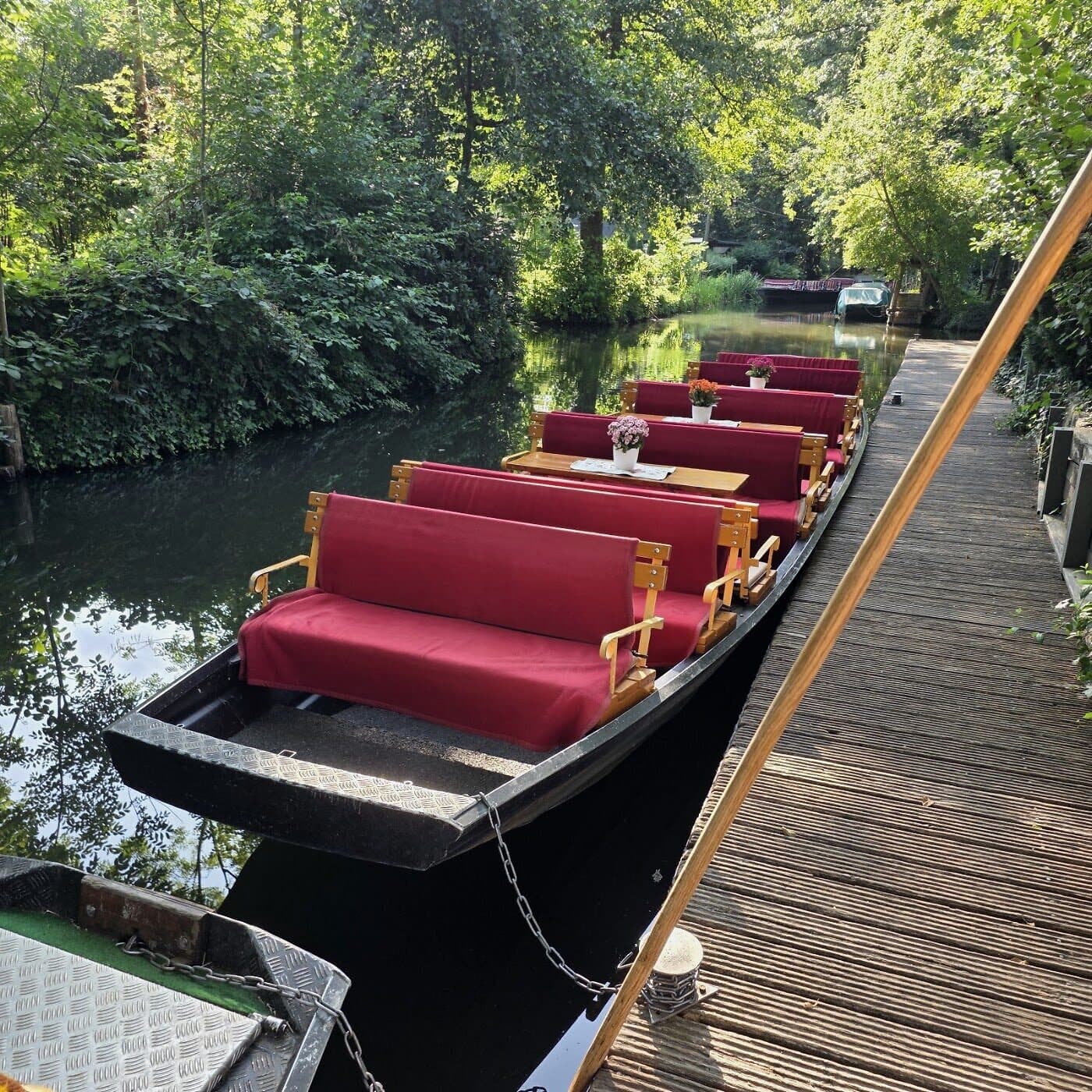 Spreewaldkahn am Steg im Hafen Am Holzgraben — Gruppenfahrten mit Andreas Schmidtchen ab Lübbenau